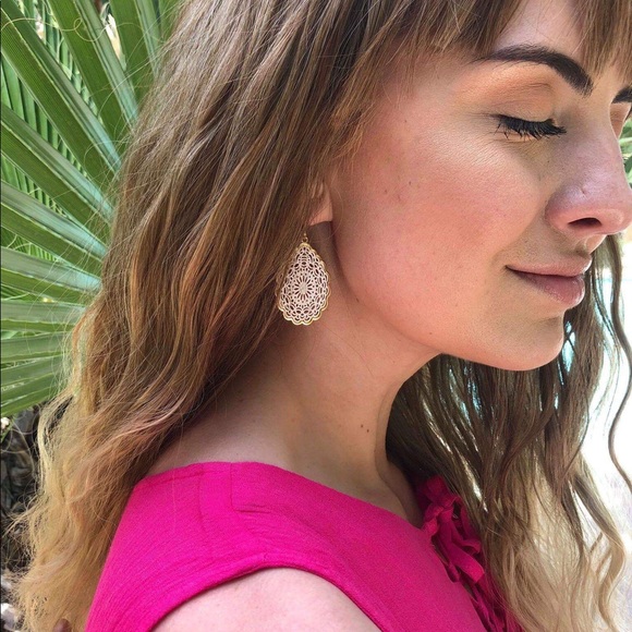 🆕 Mandala Tear Drop Earrings - White - Picture 1 of 2